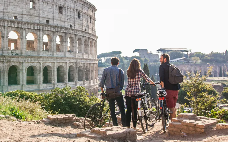 3 friends on bikes in Italy