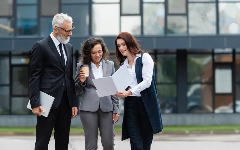 Advisors speaking to one another.