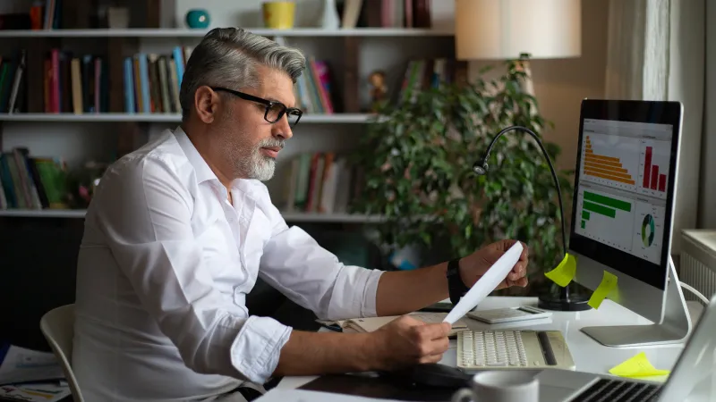 Man investing online