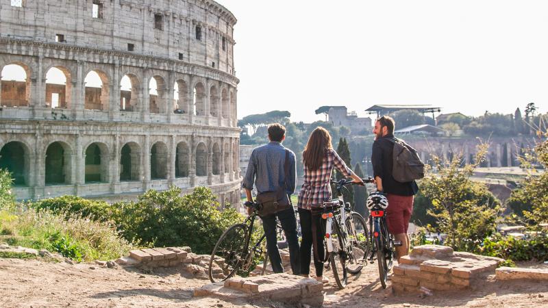 3 friends on bikes in Italy