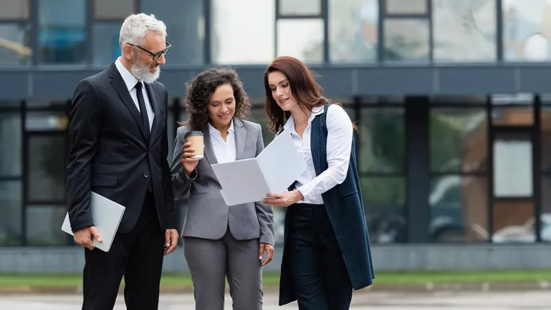 Advisors speaking to one another.